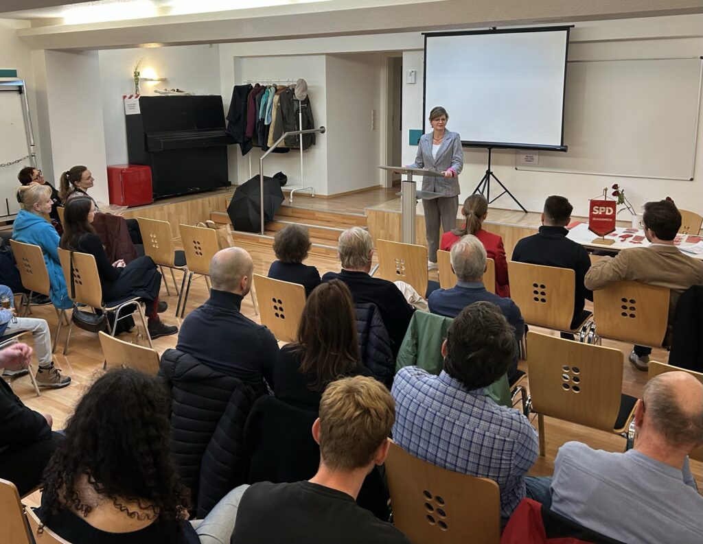 Sarah Philipps spricht vor den Anwesenden